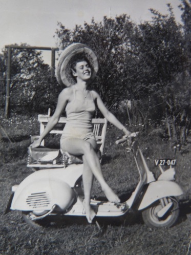 JYTTE OG DEN NYE VESPA SCOTER